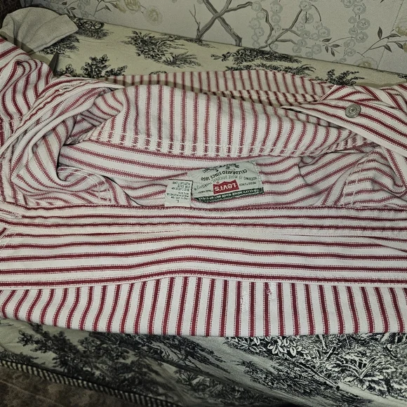 Levi's Red & White Striped Long-Sleeve Button-Down Shirt